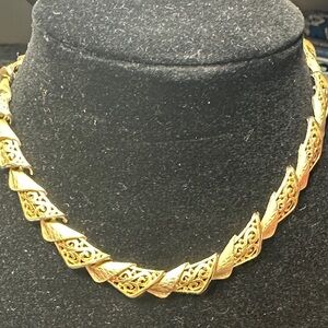 194- Crown Trifari Vtge Elegant Gold Women's Necklace 15”